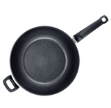 Ⓜ️🔵🔵🔵 Fissler Wok - Wok, Serie Adamant, Nero (superficie esterna/interna) Capacità 6 Litri, Diametro 32 cm, Impugnatura ergonomica,  Antiaderente, Fondo Fissler CookStar