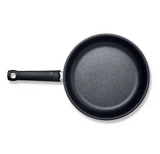 Ⓜ️🔵🔵🔵 Fissler Padella - Padella, Serie Adamant Premium, Capacità 3 Litri, Diametro 28 cm, Acciaio inox lucidato (esterna)/ Nero senza PFOA (interna), Impugnatura ergonomica, Fondo Fissler CookStar