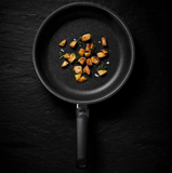 Ⓜ️🔵🔵🔵 Fissler Padella - Padella, Serie Adamant Premium, Capacità 3 Litri, Diametro 28 cm, Acciaio inox lucidato (esterna)/ Nero senza PFOA (interna), Impugnatura ergonomica, Fondo Fissler CookStar