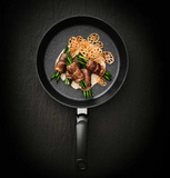 Ⓜ️🔵🔵🔵 Fissler Padella - Padella, Serie Adamant Comfort, Capacità 3.2 Litri, Diametro 28 cm, Nero senza PFOA (esterna/interna), Impugnatura ergonomica, Fondo Fissler CookStar