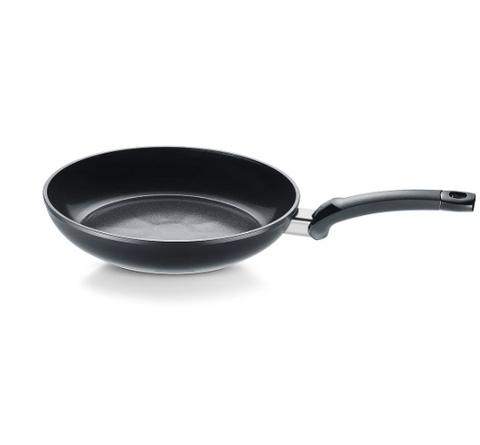 Ⓜ️🔵🔵🔵 Fissler Padella - Padella, Serie Ceratal Classic Orbit Black, Capacità 2.6 Litri, Diametro 28 cm, Impugnatura ergonomica, Fondo Fissler CookStar