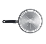 Ⓜ️🔵🔵🔵 Fissler Padella - Padella, Serie Ceratal Classic Orbit Black, Capacità 2.6 Litri, Diametro 28 cm, Impugnatura ergonomica, Fondo Fissler CookStar
