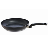 Ⓜ️🔵🔵🔵 Fissler Padella - Padella, Serie Adamant Classic, Capacità 2.6 Litri, Diametro 28 cm, Nero senza PFOA (esterna/interna), Manico di plastica con occhiello, Fondo Fissler CookStar