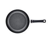Ⓜ️🔵🔵🔵 Fissler Padella - Padella, Serie Adamant Classic, Capacità 2.6 Litri, Diametro 28 cm, Nero senza PFOA (esterna/interna), Manico di plastica con occhiello, Fondo Fissler CookStar