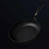 Ⓜ️🔵🔵🔵 Fissler Padella - Padella, Serie Adamant Classic, Capacità 2.6 Litri, Diametro 28 cm, Nero senza PFOA (esterna/interna), Manico di plastica con occhiello, Fondo Fissler CookStar