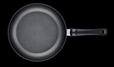 Ⓜ️🔵🔵🔵 Fissler Padella - Padella, Serie Adamant Classic, Capacità 2.6 Litri, Diametro 28 cm, Nero senza PFOA (esterna/interna), Manico di plastica con occhiello, Fondo Fissler CookStar