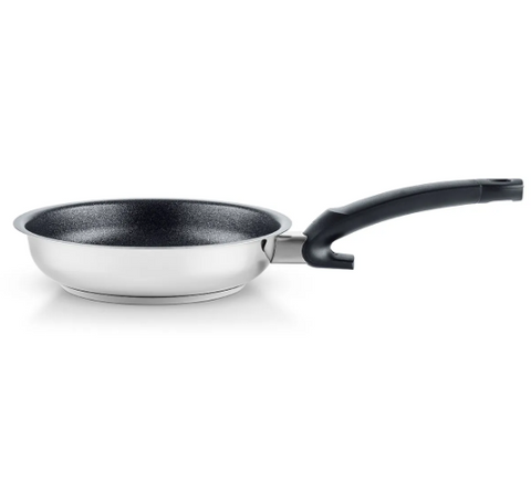 Ⓜ️🔵🔵🔵 Fissler Padella - Padella, Serie Adamant Premium, Capacità 1.1 Litri, Diametro 20 cm, Acciaio inox lucidato (esterna)/ Nero (interna), Impugnatura ergonomica, Fondo Fissler CookStar