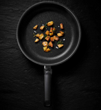 Ⓜ️🔵🔵🔵 Fissler Padella - Padella, Serie Adamant Premium, Capacità 1.1 Litri, Diametro 20 cm, Acciaio inox lucidato (esterna)/ Nero (interna), Impugnatura ergonomica, Fondo Fissler CookStar
