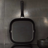 Ⓜ️🔵🔵🔵 Fissler Griglia quadrata - Griglia, Serie Cenit, Capacità 2.1 Litri, Diametro 28x28 cm, Alluminio, Impugnatura ergonomica, Rivestimento antiaderente a 3 strati