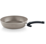 Ⓜ️🔵🔵🔵 Fissler Padella - Padella, Serie Ceratal Comfort, Capacità 2.1 Litri, Diametro 24 cm, Impugnatura ergonomica, Rivestimento ceramico Ceratal grigio esterno/interno), Fondo Fissler CookStar