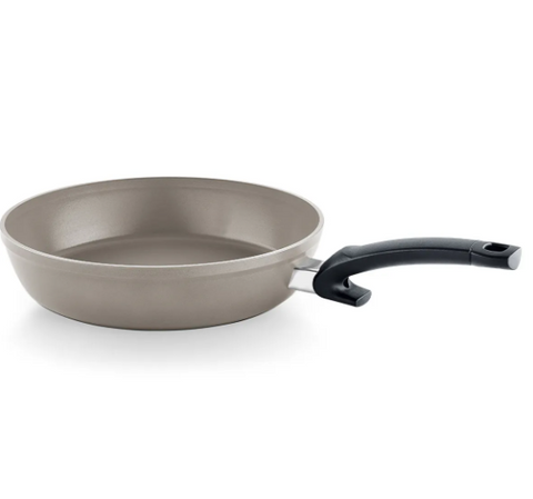 Ⓜ️🔵🔵🔵 Fissler Padella - Padella, Serie Ceratal Comfort, Capacità 2.1 Litri, Diametro 24 cm, Impugnatura ergonomica, Rivestimento ceramico Ceratal grigio esterno/interno), Fondo Fissler CookStar
