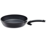 Ⓜ️🔵🔵🔵 Fissler Padella - Padella, Serie Adamant Comfort, Capacità 2.1 Litri, Diametro 24 cm, Impugnatura ergonomica, Nero (esterno/interno), Fondo Fissler CookStar