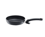 Ⓜ️🔵🔵🔵 Fissler Padella - Padella, Serie Adamant Comfort, Capacità 1.1 Litri, Diametro 20 cm, Impugnatura ergonomica, Nero senza PFOA (esterna/interna), Fondo Fissler CookStar