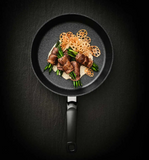 Ⓜ️🔵🔵🔵 Fissler Padella - Padella, Serie Adamant Comfort, Capacità 1.1 Litri, Diametro 20 cm, Impugnatura ergonomica, Nero senza PFOA (esterna/interna), Fondo Fissler CookStar