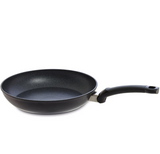 Ⓜ️🔵🔵🔵 Fissler Padella - Padella, Serie Adamant Classic, Capacità 1.7 Litri, Diametro 24 cm, Manico in plastica con occhiello, Nero senza PFOA (esterna/interna), Fondo Fissler CookStar