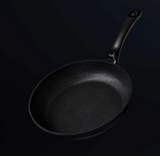 Ⓜ️🔵🔵🔵 Fissler Padella - Padella, Serie Adamant Classic, Capacità 1.7 Litri, Diametro 24 cm, Manico in plastica con occhiello, Nero senza PFOA (esterna/interna), Fondo Fissler CookStar