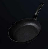 Ⓜ️🔵🔵🔵 Fissler Padella - Padella, Serie Adamant Classic, Capacità 1.1 Litri, Diametro 20 cm, Manico in plastica con occhiello, Nero senza PFOA (esterna/interna), Fondo Fissler CookStar