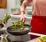 Ⓜ️🔵🔵🔵 Fissler Padella - Padella, Serie Adamant Classic, Capacità 1.1 Litri, Diametro 20 cm, Manico in plastica con occhiello, Nero senza PFOA (esterna/interna), Fondo Fissler CookStar