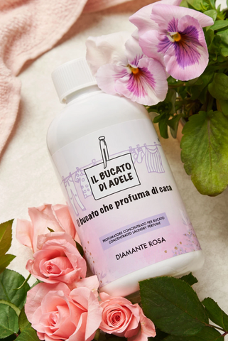 Ⓜ️🔵🔵🔵 IL BUCATO DI ADELE diamante rosa - Profumatore concentrato per bucato in lavatrice, fragranza "DIAMANTE ROSA", 1 flacone da 500 ml,  🐾💕 NON TESTATO SU ANIMALI 🌱 100% VEGAN, 🇮🇹 MADE IN ITALY
