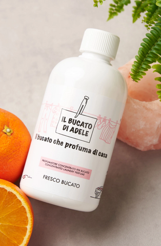 Ⓜ️🔵🔵🔵 IL BUCATO DI ADELE fresco bucato - Profumatore concentrato per bucato in lavatrice, fragranza "FRESCO BUCATO", 1 flacone da 500 ml,  🐾💕 NON TESTATO SU ANIMALI 🌱 100% VEGAN, 🇮🇹 MADE IN ITALY