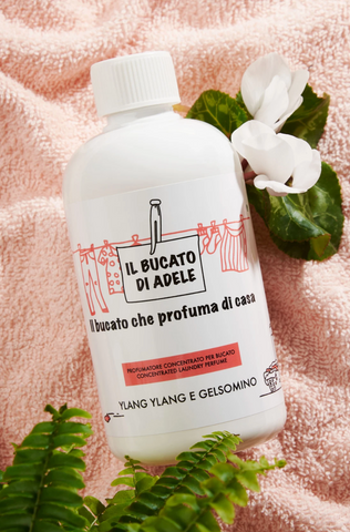 Ⓜ️🔵🔵🔵 IL BUCATO DI ADELE ylang ylang e gelsomino - Profumatore concentrato per bucato in lavatrice, fragranza "YLANG YLANG E GELSOMINO", 1 flacone da 500 ml,  🐾💕 NON TESTATO SU ANIMALI 🌱 100% VEGAN, 🇮🇹 MADE IN ITALY