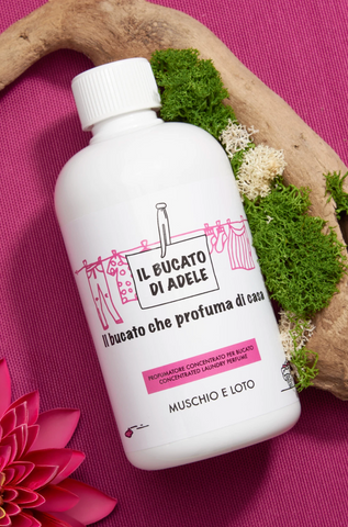 Ⓜ️🔵🔵🔵 IL BUCATO DI ADELE muschio e loto - Profumatore concentrato per bucato in lavatrice, fragranza "MUSCHIO E LOTO", 1 flacone da 500 ml,  🐾💕 NON TESTATO SU ANIMALI 🌱 100% VEGAN, 🇮🇹 MADE IN ITALY