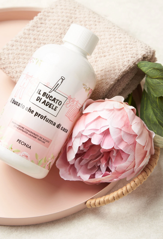 Ⓜ️🔵🔵🔵 IL BUCATO DI ADELE peonia - Profumatore concentrato per bucato in lavatrice, fragranza "PEONIA", 1 flacone da 500 ml,  🐾💕 NON TESTATO SU ANIMALI 🌱 100% VEGAN, 🇮🇹 MADE IN ITALY