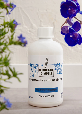 Ⓜ️🔵🔵🔵 IL BUCATO DI ADELE diamante blu - Profumatore concentrato per bucato in lavatrice, fragranza "DIAMANTE BLU", 1 flacone da 500 ml,  🐾💕 NON TESTATO SU ANIMALI 🌱 100% VEGAN, 🇮🇹 MADE IN ITALY
