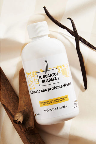 Ⓜ️🔵🔵🔵 IL BUCATO DI ADELE vaniglia e mirra - Profumatore concentrato per bucato in lavatrice, fragranza "VANIGLIA E MIRRA", 1 flacone da 500 ml,  🐾💕 NON TESTATO SU ANIMALI 🌱 100% VEGAN, 🇮🇹 MADE IN ITALY