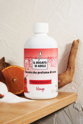 Ⓜ️🔵🔵🔵 IL BUCATO DI ADELE rouge - Profumatore concentrato per bucato in lavatrice, fragranza "ROUGE", 1 flacone da 500 ml,  🐾💕 NON TESTATO SU ANIMALI 🌱 100% VEGAN, 🇮🇹 MADE IN ITALY